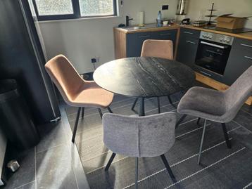 Ronde tafel met 4 draaibare stoelen beschikbaar voor biedingen