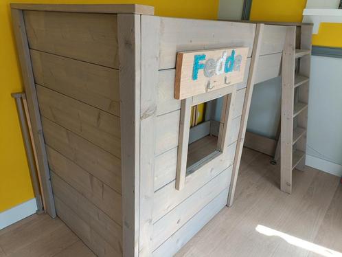 Stoer steigerhouten bed, hoogslaper, bed met speelhut, Kinderen en Baby's, Kinderkamer | Stapelbedden en Hoogslapers, Zo goed als nieuw