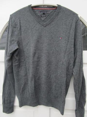 Klassieke Tommy Hilfiger v-hals trui maat M beschikbaar voor biedingen