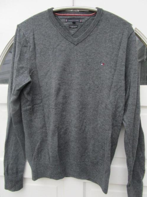 Klassieke Tommy Hilfiger v-hals trui maat M, Kleding | Heren, Truien en Vesten, Zo goed als nieuw, Maat 48/50 (M), Grijs, Ophalen
