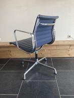 Drie Vitra Eames EA 108 stoelen, aluminium, donkerblauw leer, Ophalen of Verzenden, Zo goed als nieuw, Blauw, Metaal