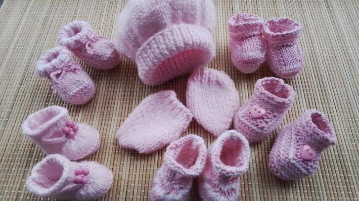 POPPENSETJE    MUTS - WANTJES en naar keuze een paar SLOFJES, Kinderen en Baby's, Speelgoed | Poppen, Nieuw, Babypop, Ophalen of Verzenden