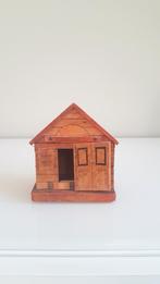 Spaarpot houten huisje antiek, Verzamelen, Spaarpotten, Ophalen of Verzenden, Gebruikt, Hout, Overige thema's