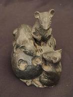 Klein zwart stenen beeldje met drie muizen en een appel, Ophalen of Verzenden