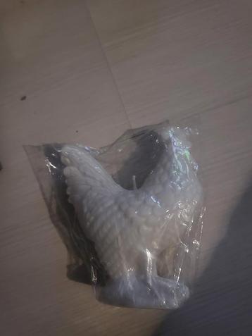 Leuke decoratieve kaars in de vorm van een kip beschikbaar voor biedingen