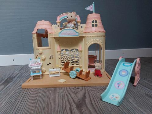 Sylvanian families crèche met accessoires, Kinderen en Baby's, Speelgoed | Poppenhuizen, Zo goed als nieuw, Poppenhuis, Ophalen of Verzenden