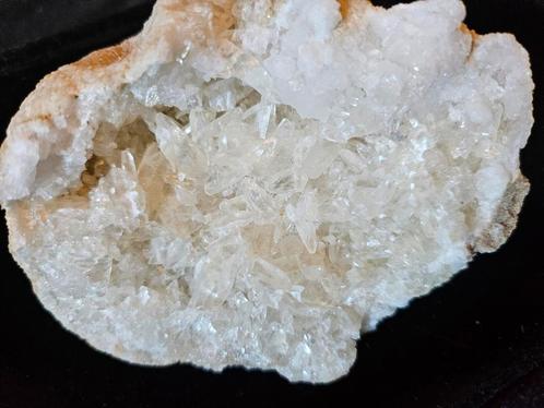 Bergkristal Geode 435 gram, Verzamelen, Mineralen en Fossielen, Mineraal, Ophalen of Verzenden