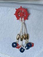 Broche Zeevaart | Rood stuurwiel met ankertjes Marine, 10 cm of meer, Overige materialen, Ophalen of Verzenden, Zo goed als nieuw