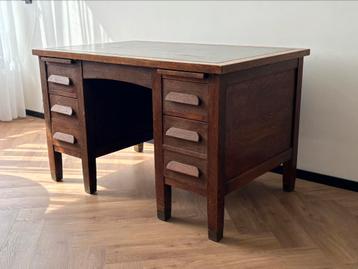 1920s Vintage Oak Desk with Drawers beschikbaar voor biedingen
