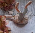 Prachtig brocante wattenpopjes Konijn in krans Pasen Feather, Diversen, Pasen, Ophalen of Verzenden