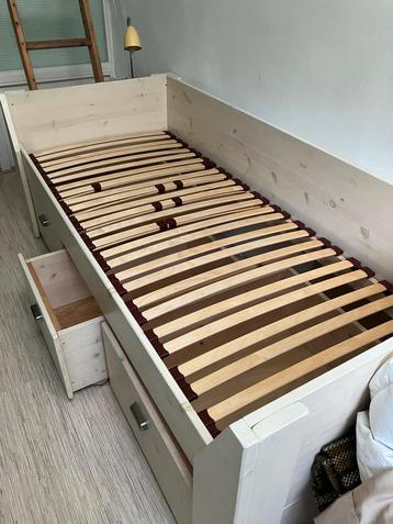 1 persoonsbed hout, met 3 lades.