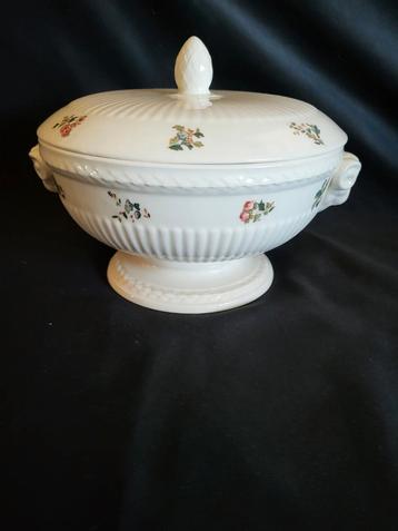 Wedgwood Conway Terrine/Dekschal met Ram's Head Handvatten beschikbaar voor biedingen