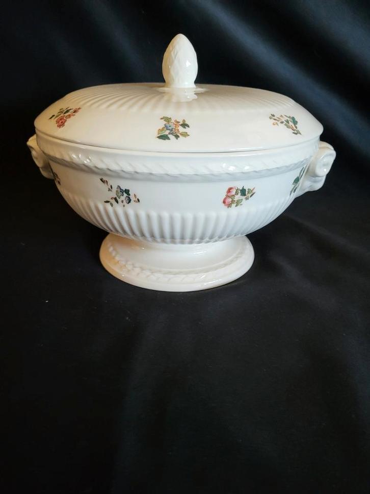 Wedgwood Conway Terrine/Dekschal met Ram's Head Handvatten, Huis en Inrichting, Keuken | Servies, Schaal of Schalen, Wedgwood
