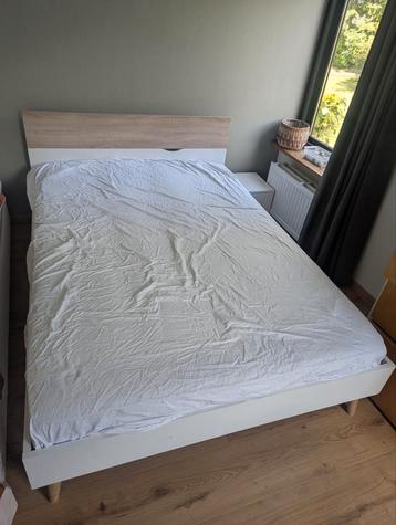 Bed 140x200 cm inclusief lattenbodems en matras beschikbaar voor biedingen