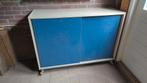 Vintage kast op wielen en blauwe schuifdeuren.125x90x43cm, Ophalen, Gebruikt, 25 tot 50 cm, 100 tot 150 cm