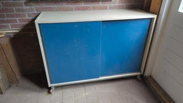 Vintage kast op wielen en blauwe schuifdeuren.125x90x43cm beschikbaar voor biedingen