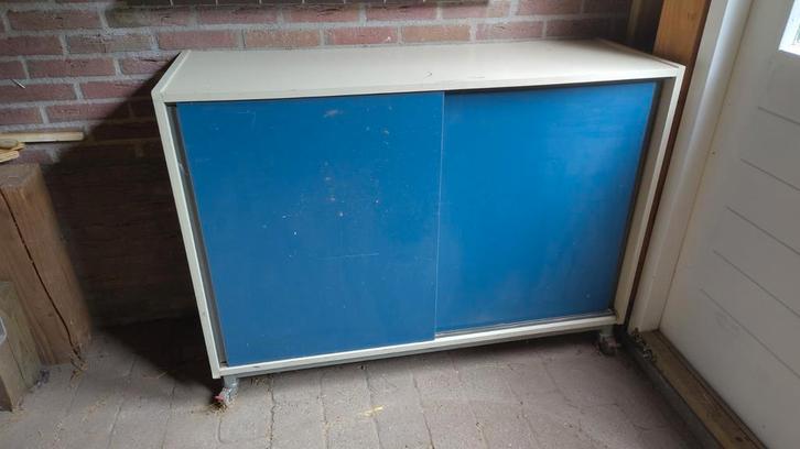 Vintage kast op wielen en blauwe schuifdeuren.125x90x43cm, Huis en Inrichting, Kasten | Roldeurkasten en Archiefkasten, Gebruikt