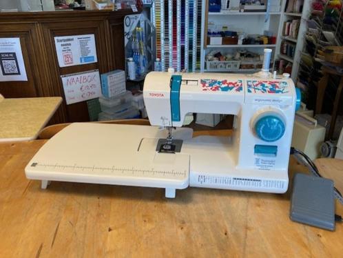 Toyota ECO34C naaimachine met grote naaitafel, Hobby en Vrije tijd, Naaimachines en Toebehoren, Zo goed als nieuw, Naaimachine