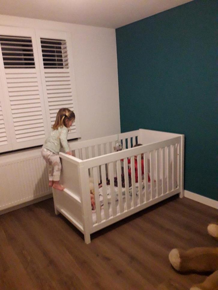 Kinderkamer: Commode + baby/peuterbed, Kinderen en Baby's, Kinderkamer | Bedden, Gebruikt, 140 tot 160 cm, 70 tot 85 cm, Lattenbodem