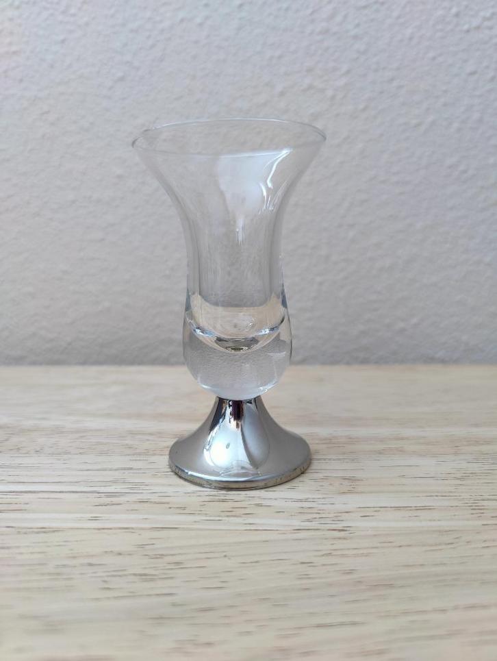 Schitterende borrelglas met verzilverde voet, Verzamelen, Glas en Borrelglaasjes, Zo goed als nieuw, Borrel- of Shotglas, Verzenden
