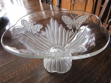 Mooie grote glas bowl op voet met frosted vlinders en bloem  beschikbaar voor biedingen