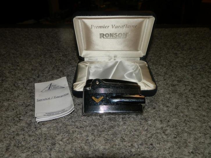 Ronson aansteker Varaflame chroom satijn incl opbergcase, Verzamelen, Rookartikelen, Aanstekers en Luciferdoosjes, Gebruikt, Aansteker