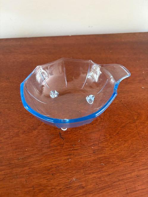 Schaaltje blauw glas op pootjes en handvat, Antiek en Kunst, Antiek | Schalen, Ophalen of Verzenden