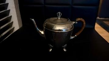 Art Deco Zilveren(?) Tin (?) Theepot met Rotan Handvat beschikbaar voor biedingen