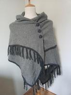 wollen cape omslagdoek poncho uno due, Ophalen of Verzenden, Gedragen