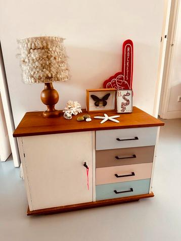 Vintage Dressoir met Lades beschikbaar voor biedingen
