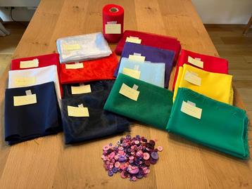 Stoffen en knopen  beschikbaar voor biedingen