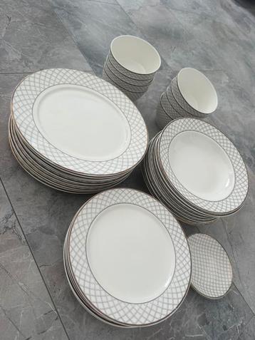Servies set beschikbaar voor biedingen