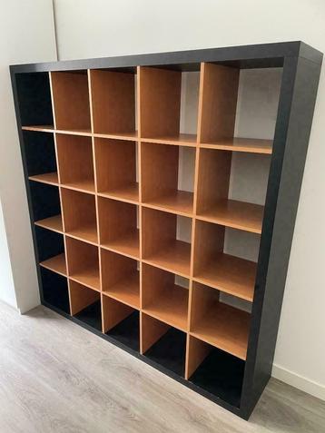 Goed onderhouden KLASIEKE 25 VAKKEN (expedit-kallax) KAST.  beschikbaar voor biedingen