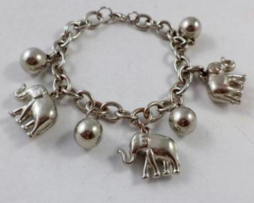 Leuke zilverkleurige bedelarmbandje met drie olifantjes  beschikbaar voor biedingen