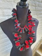 Prachtige rubber en tomatenrood vilt aan zwart koord ketting, Verzenden, Nieuw