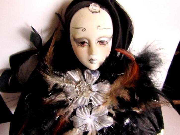 Vintage Prachtige Venetiaanse Pierrot porselein pop Carnaval, Verzamelen, Poppen, Zo goed als nieuw, Pop, Verzenden