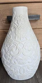 Witte reliëf vaas, Wit, Aardewerk of Porselein, Ophalen of Verzenden, Zo goed als nieuw