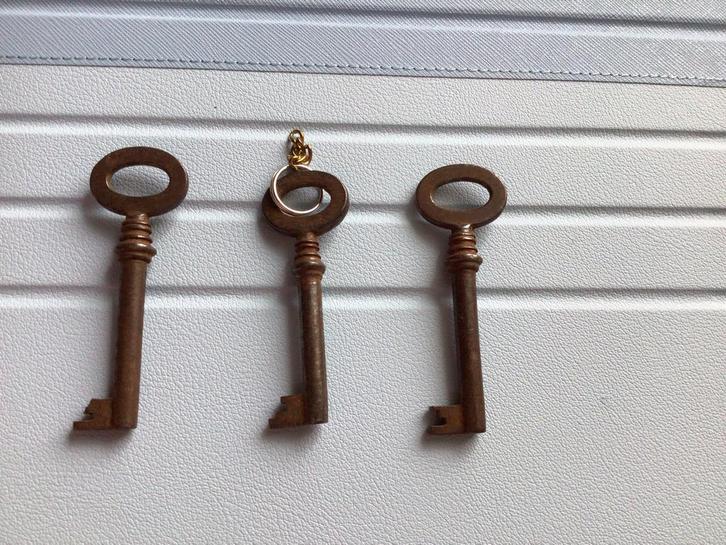 3 Verschillende oude sleutels 🌼 met ribbel, Antiek en Kunst, Curiosa en Brocante, Ophalen of Verzenden