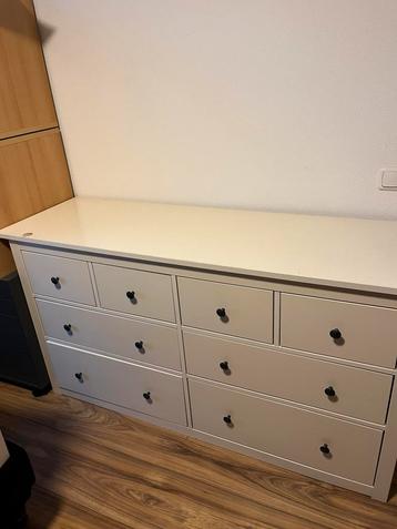 Commode wit met 8 lades
