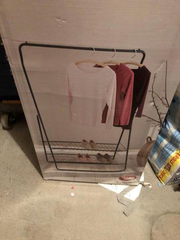 kledingrek ALS NIEUW ZWART beschikbaar voor biedingen