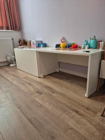 Ikeakast bureautje + 2 stoeltjes beschikbaar voor biedingen