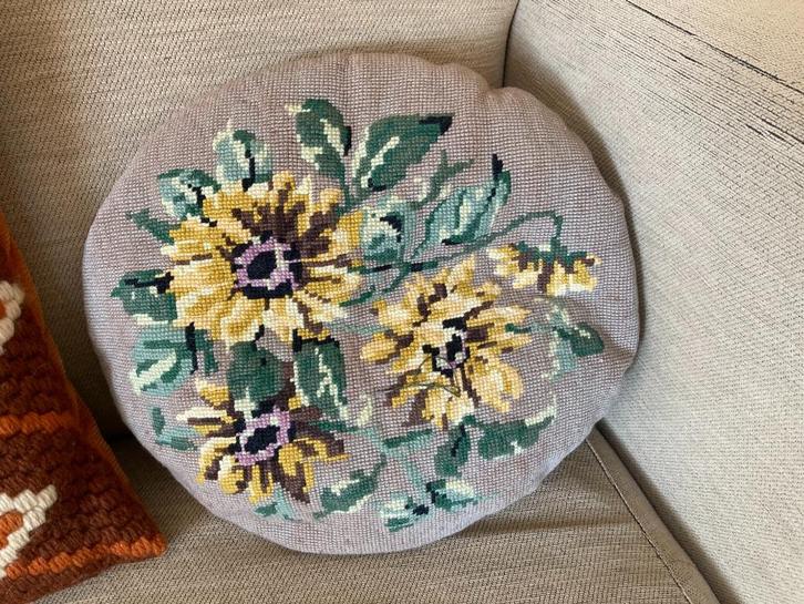 Gehaakt geborduurd mooi sierkussentje met gele bloemen, Huis en Inrichting, Woonaccessoires | Kussens, Gebruikt, Ophalen of Verzenden