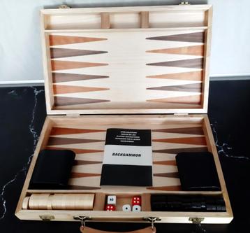 Backgammon in mooie houten kist beschikbaar voor biedingen