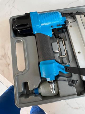 Spijker tacker beschikbaar voor biedingen
