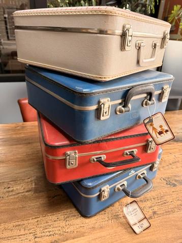 4 oude KLM koffers, waarvan 2 met Hema kaartje eraan beschikbaar voor biedingen