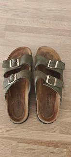 Olijfgroene suède met goudkleurige gespen sandalen  41, Ophalen of Verzenden, Zo goed als nieuw, Sandalen of Muiltjes