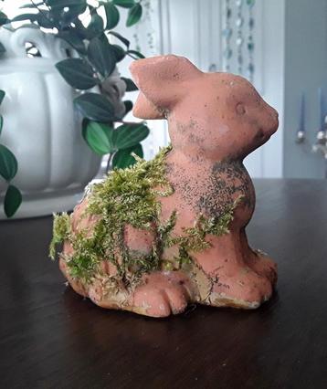 Verweerde terracotta konijntje / haasje met mos erop  beschikbaar voor biedingen