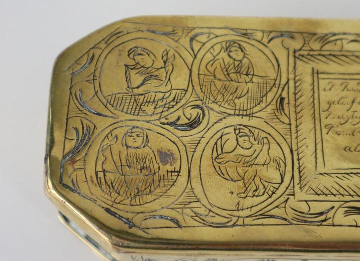 Antieke koperen gegraveerde tabaksdoos, 18e eeuw, Antiek en Kunst, Antiek | Koper en Brons, Koper, Ophalen of Verzenden