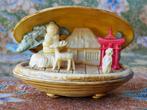 Mooi oud diorama uit Japan van celluloid in een schelp., Ophalen of Verzenden