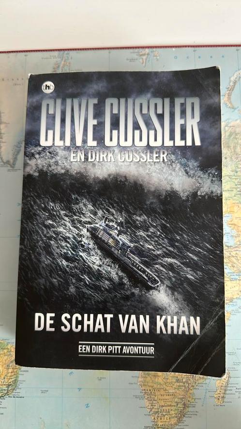 Clive Cussler - De schat van Khan, Boeken, Thrillers, Zo goed als nieuw, Nederland, Ophalen of Verzenden